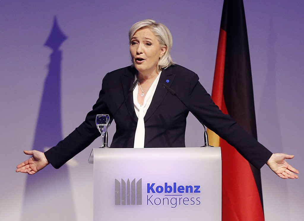 Kandidatin für die nächsten Präsidentschaftswahlen in Frankreich, Marine le Pen spricht auf einer Tagung der ENF in Koblenz, Deutschland, Samstag, den 21. Januar 2017. (AP Photo/Michael Probst)